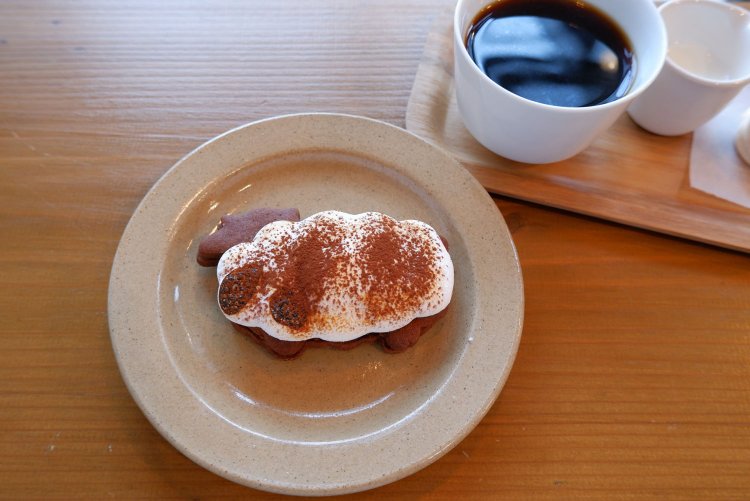 ひつじスモア450円、ホットコーヒー350円。