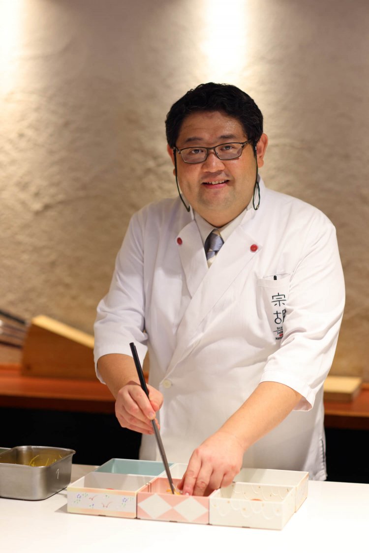 料理の仕上げをする野村さんの手元にも思わず目がいく。