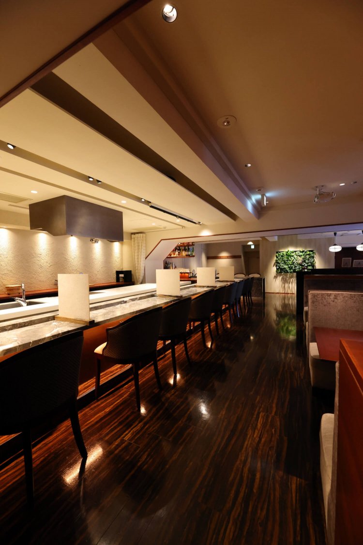 カウンターやテーブル席で肩肘張らずに楽しめる。