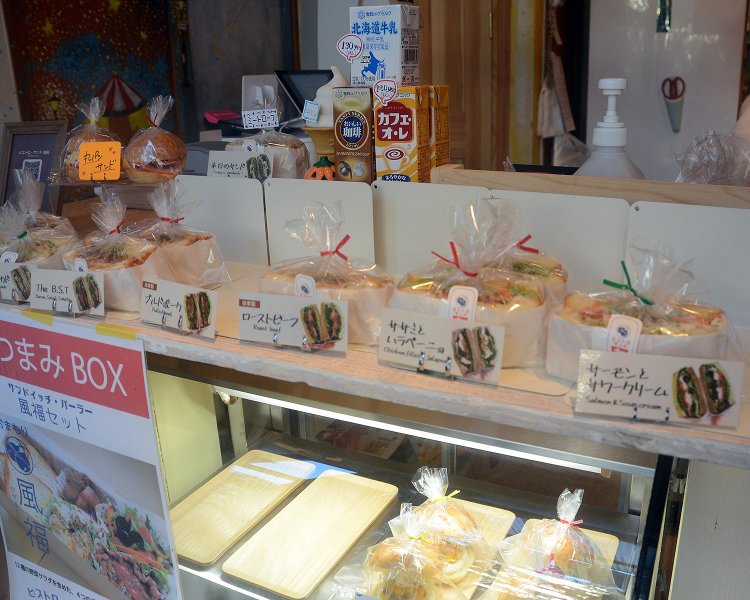 店内にはテイクアウト用のサンドイッチがズラリ。ハーフサイズになっているので、好きなサンドイッチを複数選んでみるのも楽しい。