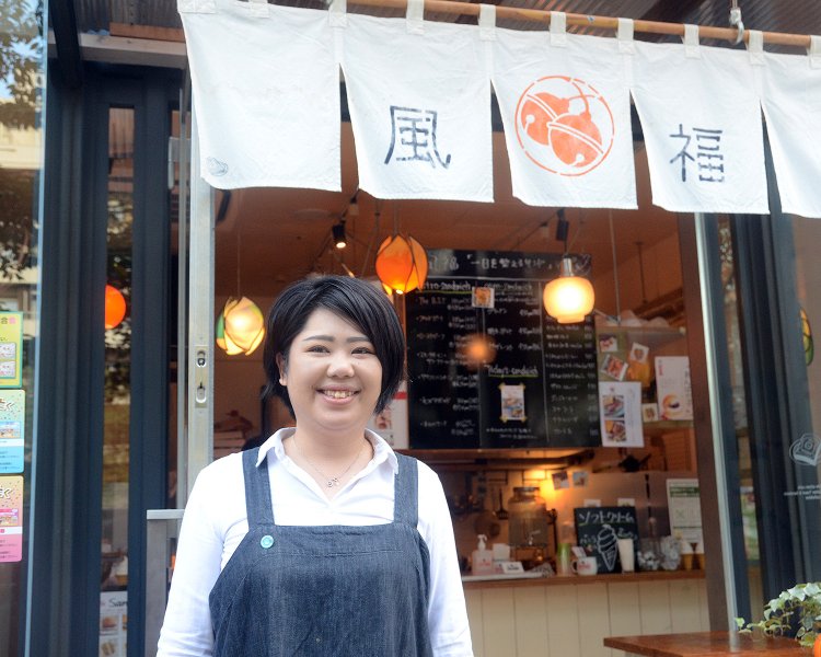 店長を務める今井利香さん。明るい笑顔と語り口で常連さんからの人気も抜群！