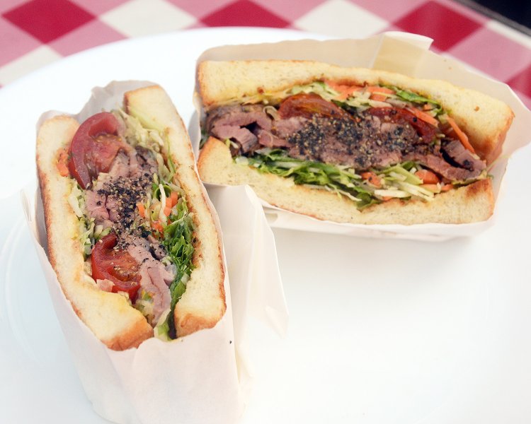 こちらも王道のローストビーフサンド410円分厚いローストビーフが何枚も入っていてお得！