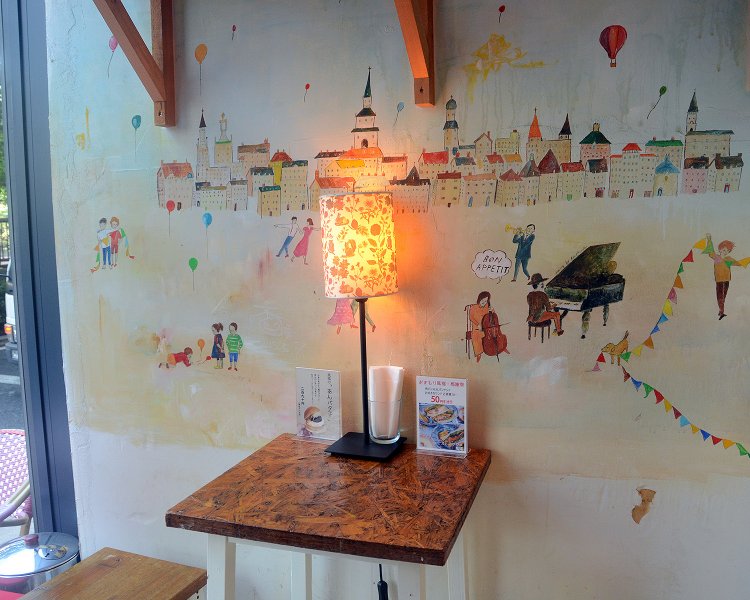 店内は夢のある世界が広がっている印象。壁一面の絵を眺めてみるとそれぞれ異なるデザインなので比べてみると楽しい。