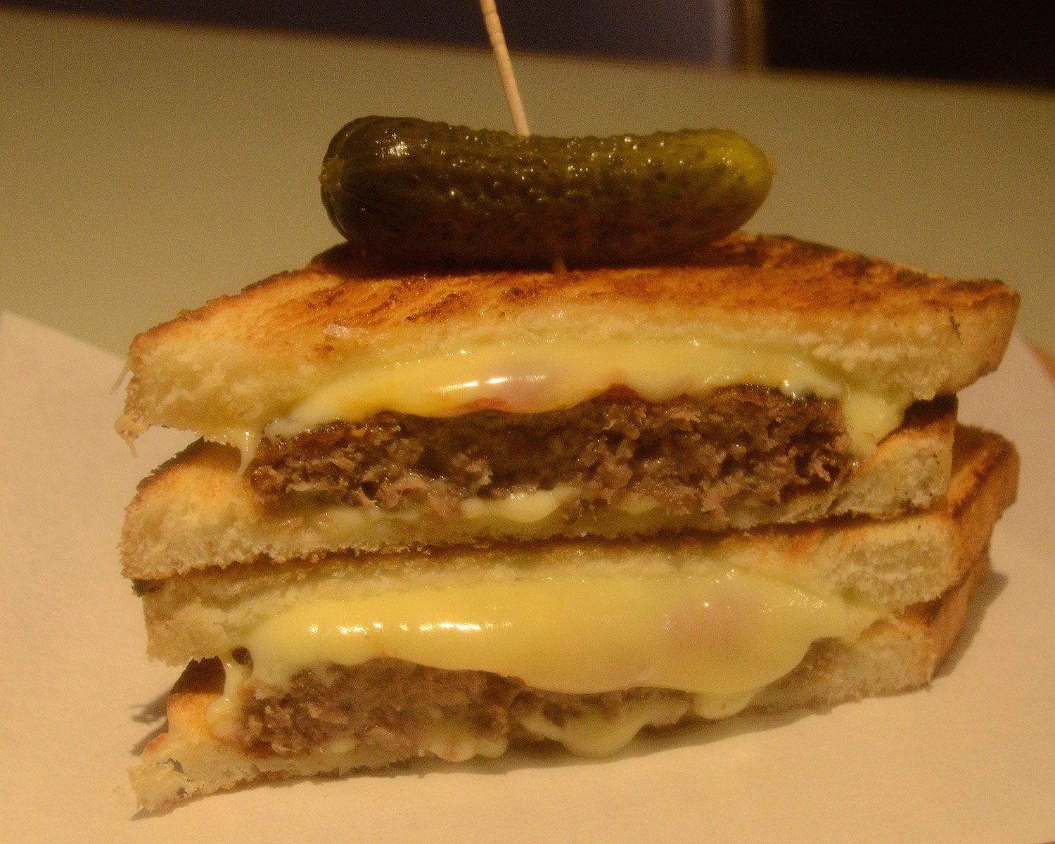 「アメリカ人のおにぎり」というほど浸透しているメルトサンドのひとつ、チーズバーガーメルト750円。とろけるチーズとビーフ100％のパテとの相性がもうたまらない！