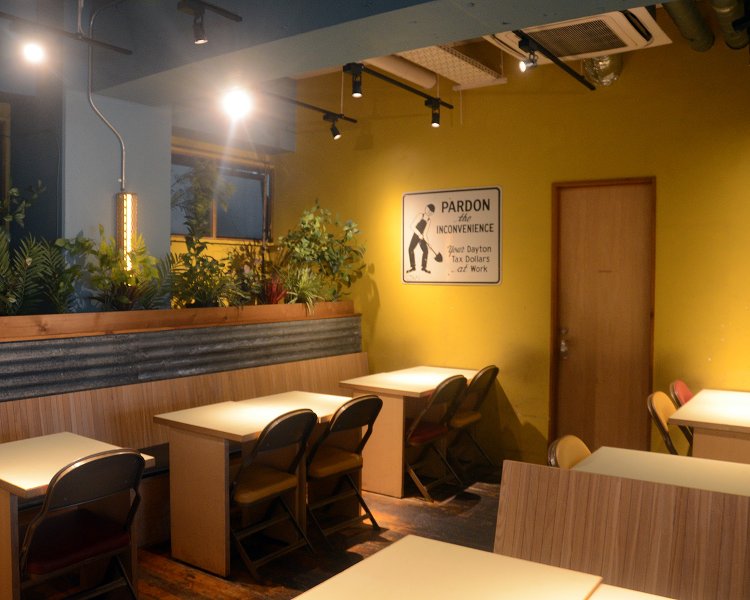 店内はアメリカンなダイナー調をイメージ。照明の感じがオシャレな雰囲気を演出する。