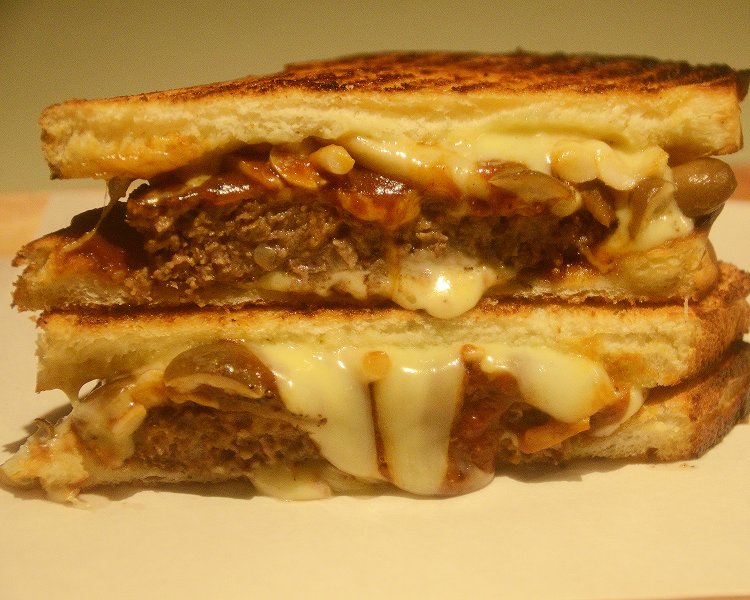 こちらは2021年12月までの限定商品きのこバーガーメルト860円。ビーフパテとチーズは変わらずだが、しめじをたっぷりと使った特製ドミグラスソースがうれしい！