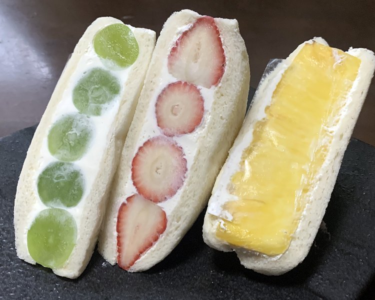 まるで宝石のように美しいフルーツサンドから、季節限定で人気のシャインマスカットとこれから旬を迎えるいちご、そして通年での1番人気であるパイナップルをチョイスした。