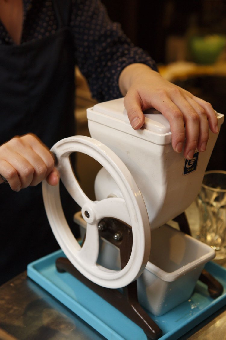 かき氷機で氷を細かくする。店内にガリゴリと音が響くのも一興。