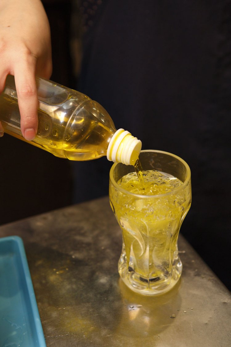 カウンター席に座り、作っている様子に熱視線。