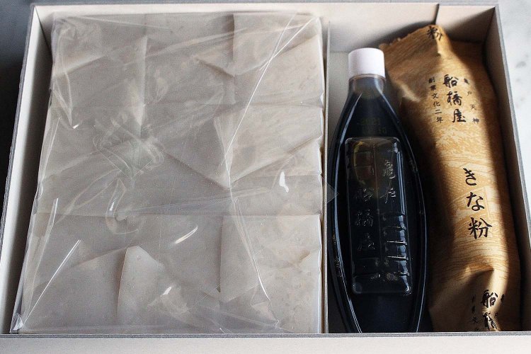 くず餅（中箱）36切入895円。2～3人用。冷蔵庫で保存すると固くなるので要注意。