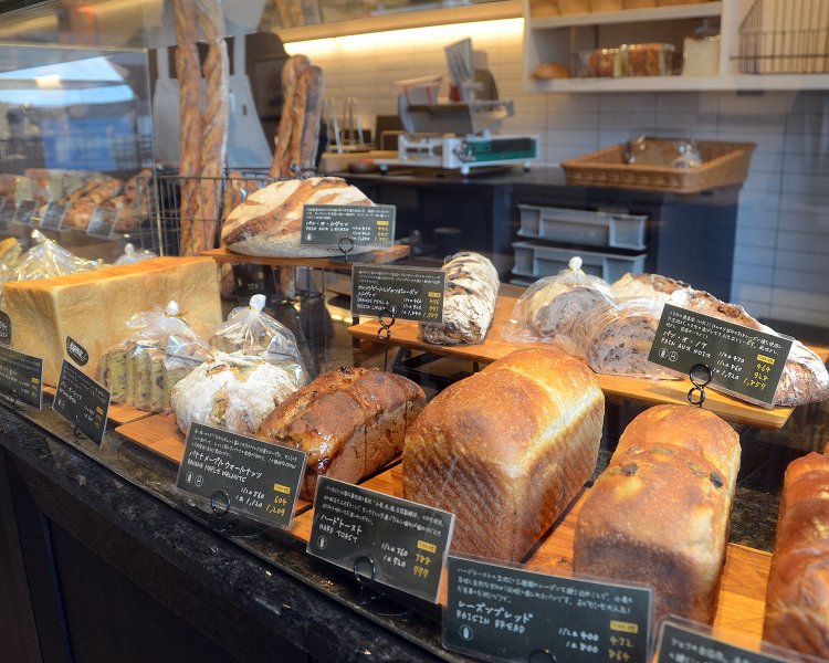 香ばしい匂いが漂ってきそうなカウンター。焼きたての食パンは中目黒の住民たちの大好物に！