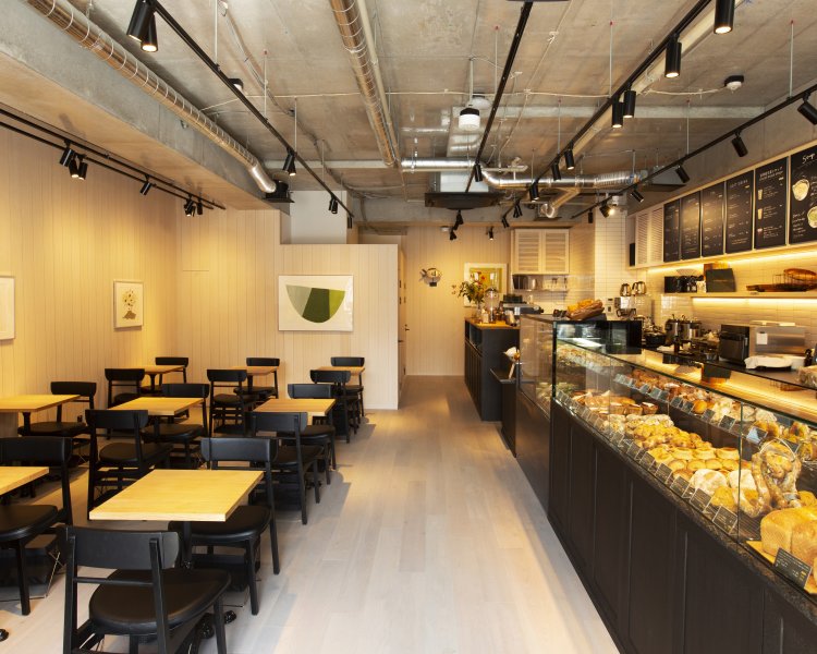 店内はオープンな雰囲気。好きなパンとドリンクを選んでここでオフィスワークをするというお客さんの姿も目立った。