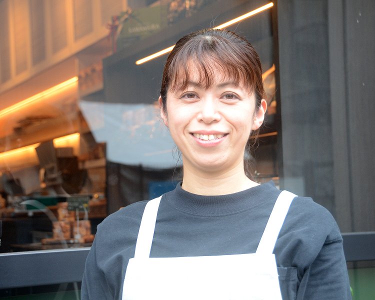 店長を務める安達さん。感染対策のため、接客時はマスクをしているのがもったいないほどの素敵な笑顔の持ち主だ。