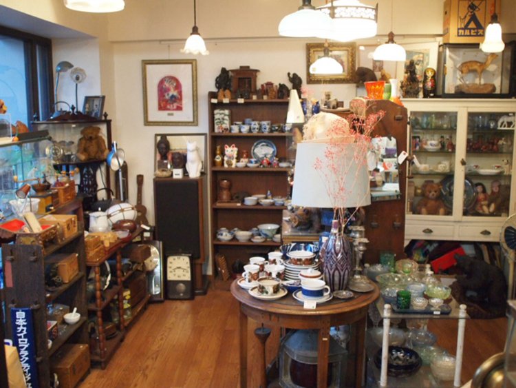 雰囲気のある、多種多様なガラス食器が並ぶ。