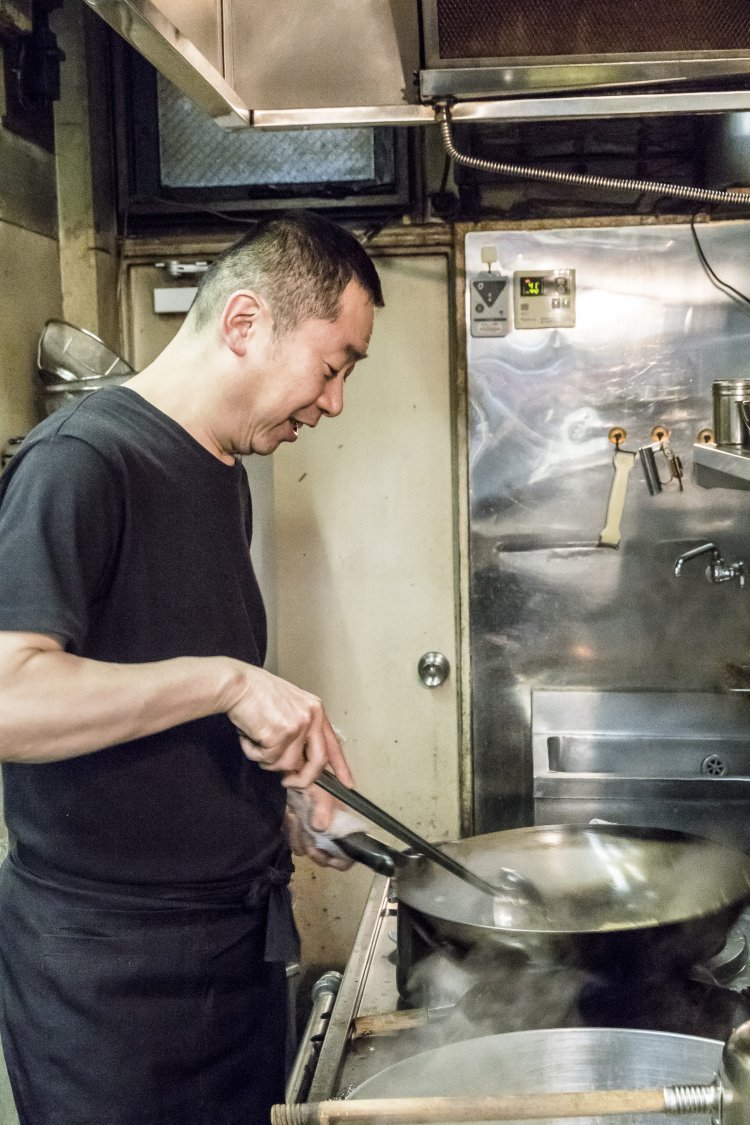 「多い日は餃子を1000個作ることもある」と店主の五十嵐さん。