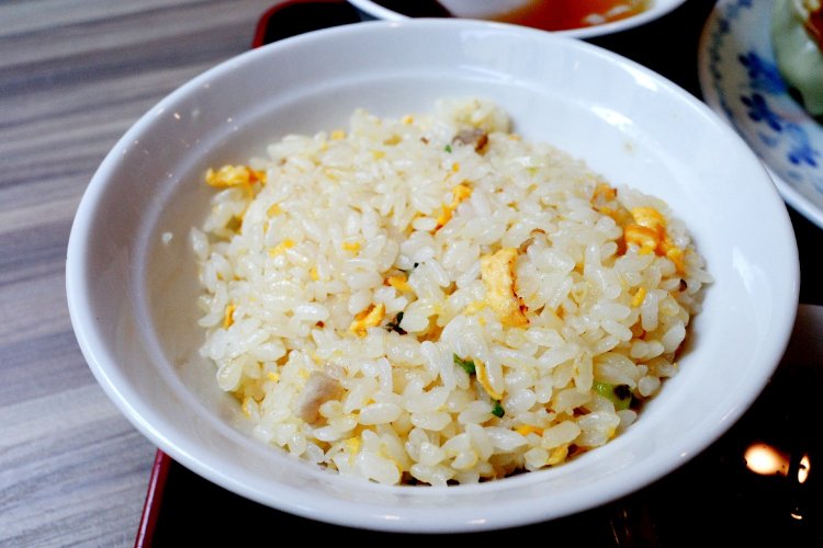 黄金色のチャーハンはシンプルな味わいのしっとり系。餃子の合間にかき込みたい!