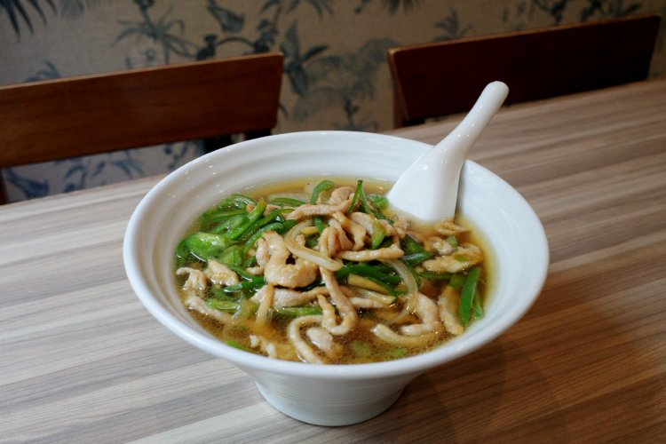 肉ピーマンそば870円。