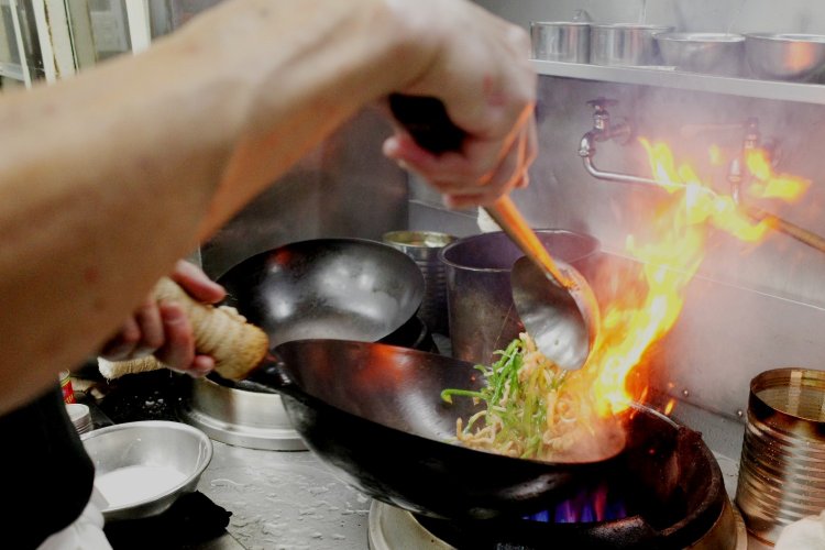 炎火にあおられ、大鍋の中で躍る具材たち。