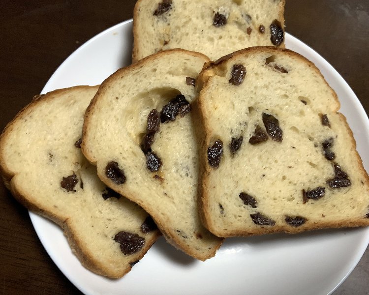 レーズン・ブレッド（写真は1/2サイズ324円）を切ってみた。レーズンがたっぷりと入っているのがよくわかる。