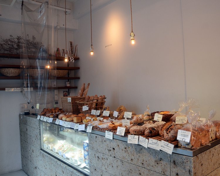 パリのマルシェをイメージした店内には、おしゃれな客が引き寄せられるかのようにやってくる。