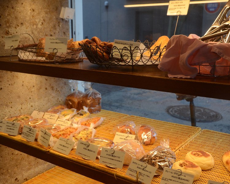 伺ったのはお昼過ぎだったが、ランチにピッタリな総菜パンは売り切れているモノも見られるように。確実に買うなら午前中の来店がマスト！