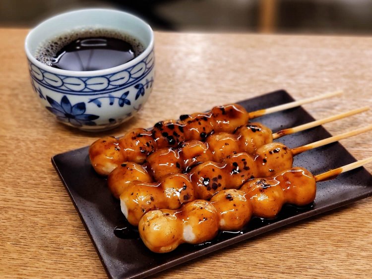 み焦炙団子（みこあぶだんご） 4本盛り560円。