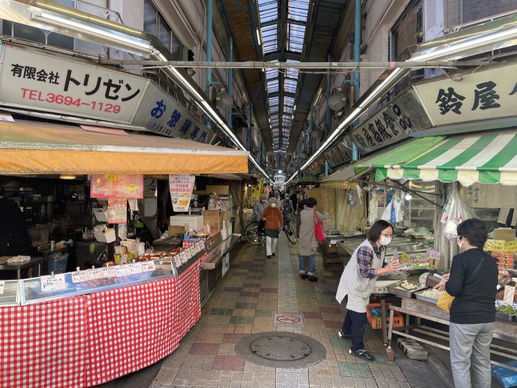 仲見世商店街の入り口。閉まっている店も多い。