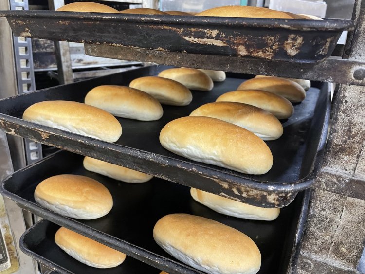 焼き上がったばかりのコッペパン。保育園へ納入するもの。