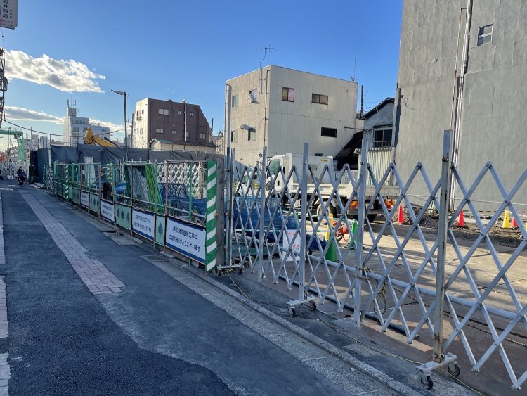 立石駅北口では、ビル建築と線路の高架化工事がすすんでいる。