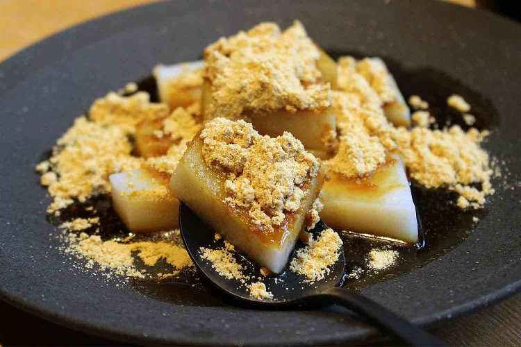 『船橋屋』のくず餅は特徴的な台形。