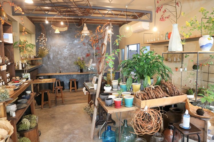 こぢんまりとした落ち着きのある空間は、アパートの一画を改築して造られた。