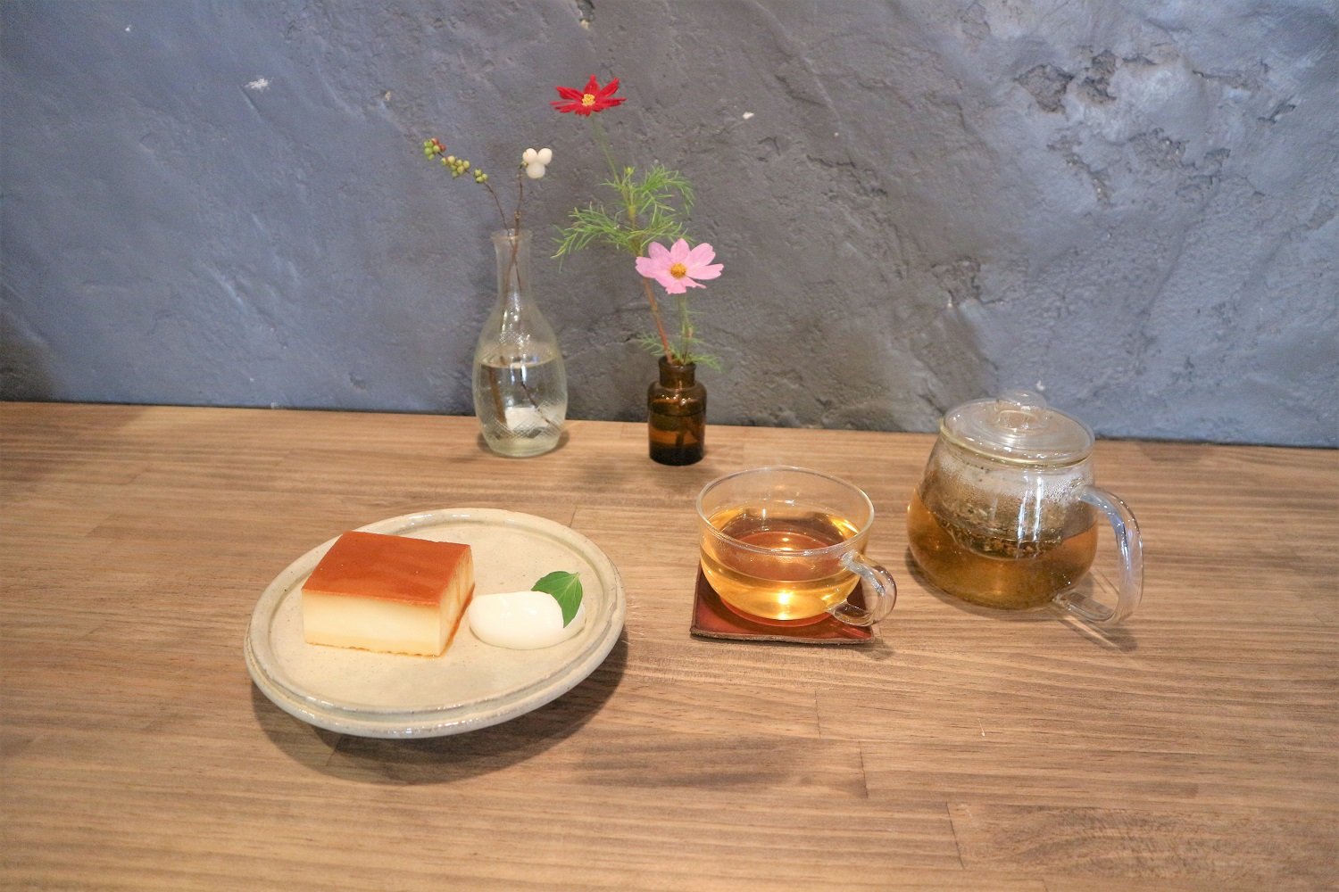 チーズプリン460円（写真左）は、吉祥寺・西荻窪店どちらでも愛される鉄板スイーツ。