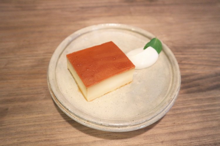 チーズプリン460円は、吉祥寺・西荻窪店どちらでも愛される看板メニュー。