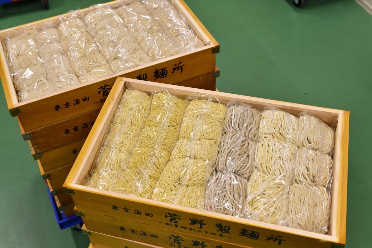 伝統の菅野製麺所印の木箱に詰められた麺の数々。バリエーションはなんと500種類以上！