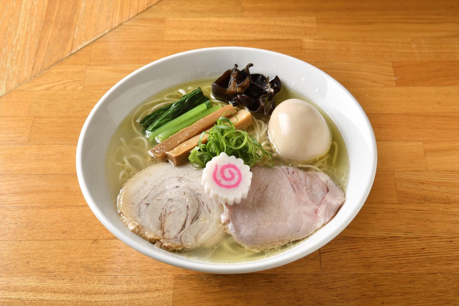 軍鶏しおそば味玉 900円。チャーシューは低温調理の肩ロースと煮込んだバラの2種類がのる。