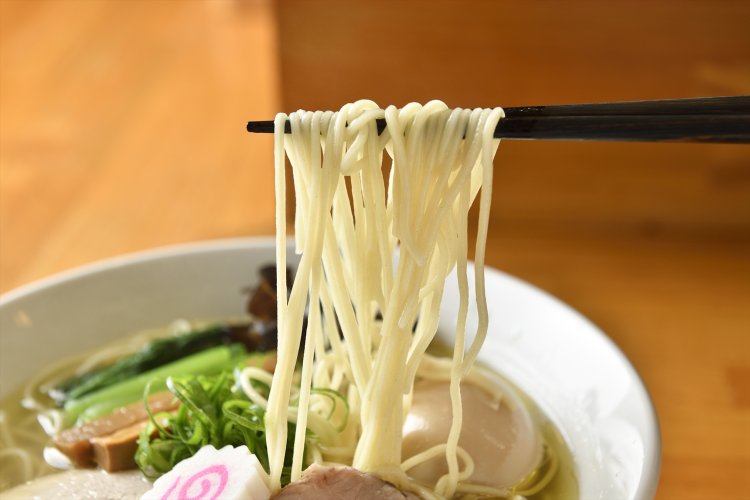 透き通ったスープをしなやかに持ち上げる風味豊かな麺！