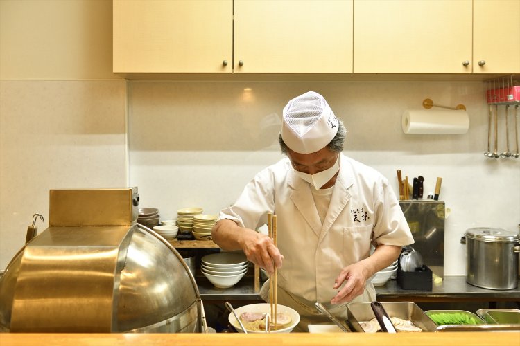 小林さん。天ぷら店時代の揚げ器が茹で麺機として活躍。