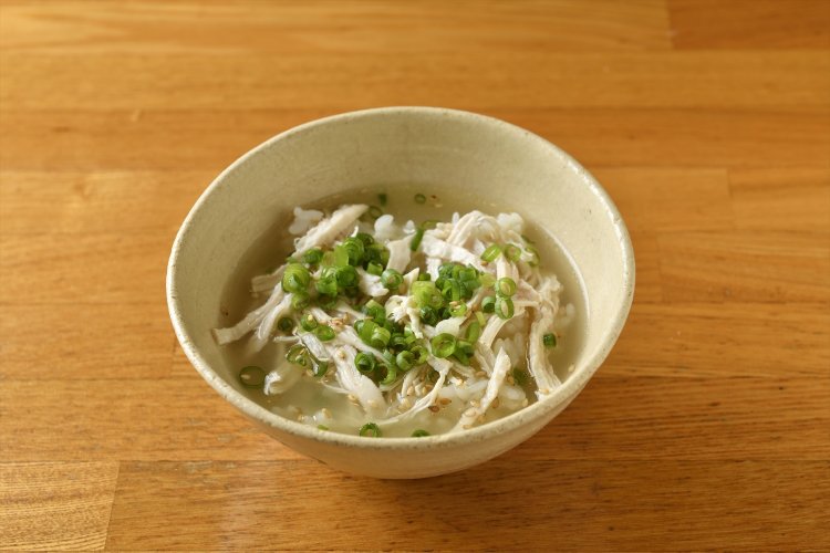 しおそば専用鶏飯150円も外せない。ラーメンの残りスープをかけて、ズズッと平らげたい。