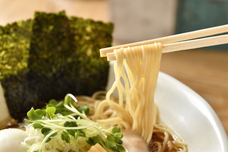 国産小麦の香りが、スープの味わいになじむ。