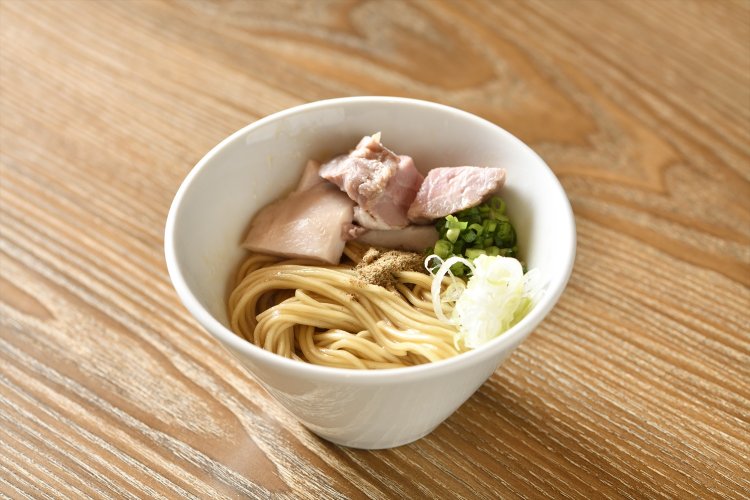 ラーメンと一緒に和え玉（半玉）150円も頼みたい。そのまま油そば風にも、残ったスープに入れて替え玉にも。