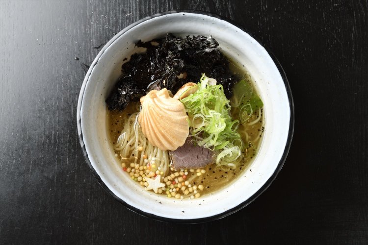 石川県金沢市の名物「宝の麩」をヒントにしたというトッピングが特徴的な、和牛とホタテらーめん980円。