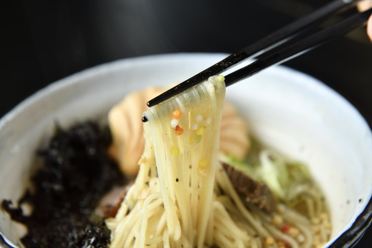 ツルッツルの中細麺は、喉越しが最高！