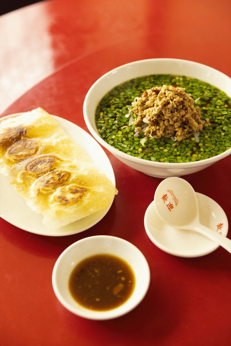 片栗粉不使用の『歓迎』名物、羽根付き餃子350円。そして油をほぼ使わない台湾ラーメン900円。