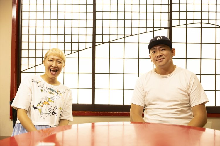 「桂里奈の恩返しで、店の男子トイレがウォシュレットに」と語る『歓迎』の社長・山崎浩さんと一緒に。