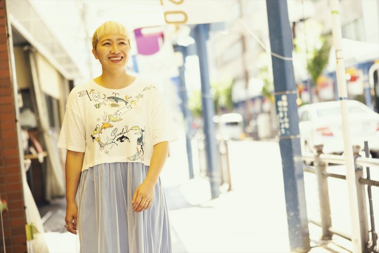 丸山桂里奈、 地元への愛と野望～大森銀座の入り口で “友” と銅像になるために～