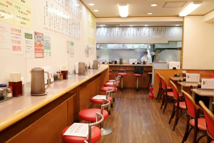 外観から想像するよりゆったりとした店内。簡素ながら清潔感抜群。