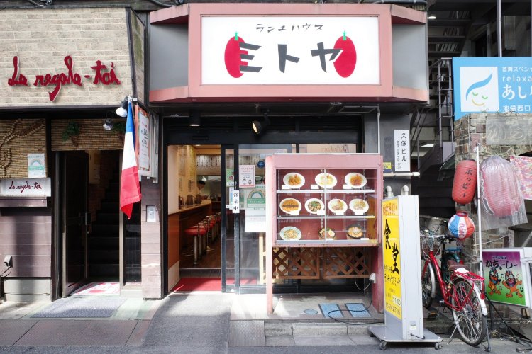 立教大学の近く、雑居ビルの集まるエリアにある。池袋駅からは地下の道を通っていくと早い。