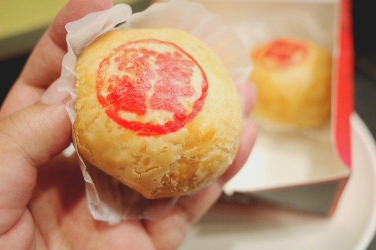 鮮肉月餅(シエンロウユエビン)は1個250円。4個セットで1000円。