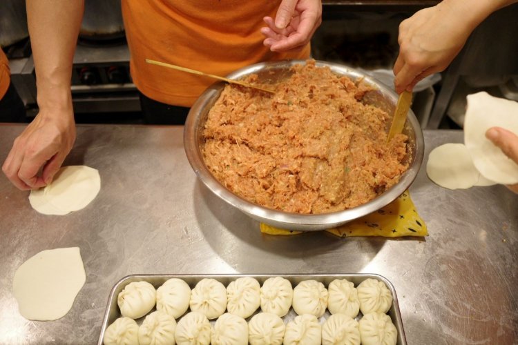餡を包む華麗な手さばきは必見。
