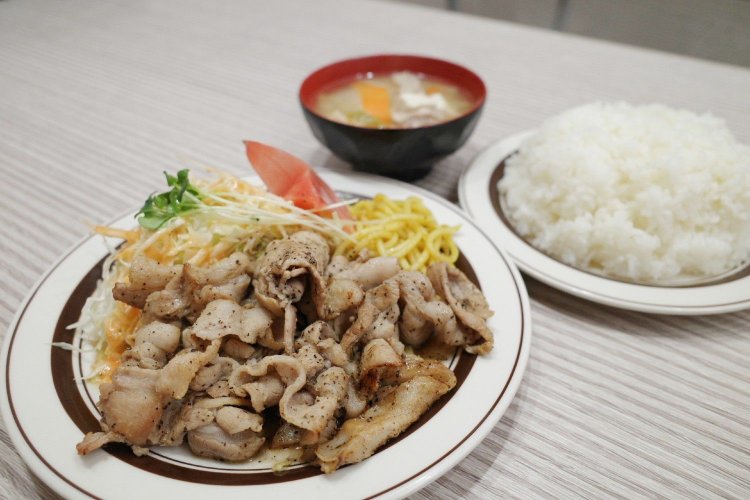 食欲を刺激するコショウとニンニクのいい香り。からし焼定食(並)は760円、(大)は860円。写真は(大)をさらに大盛りでオーダー。